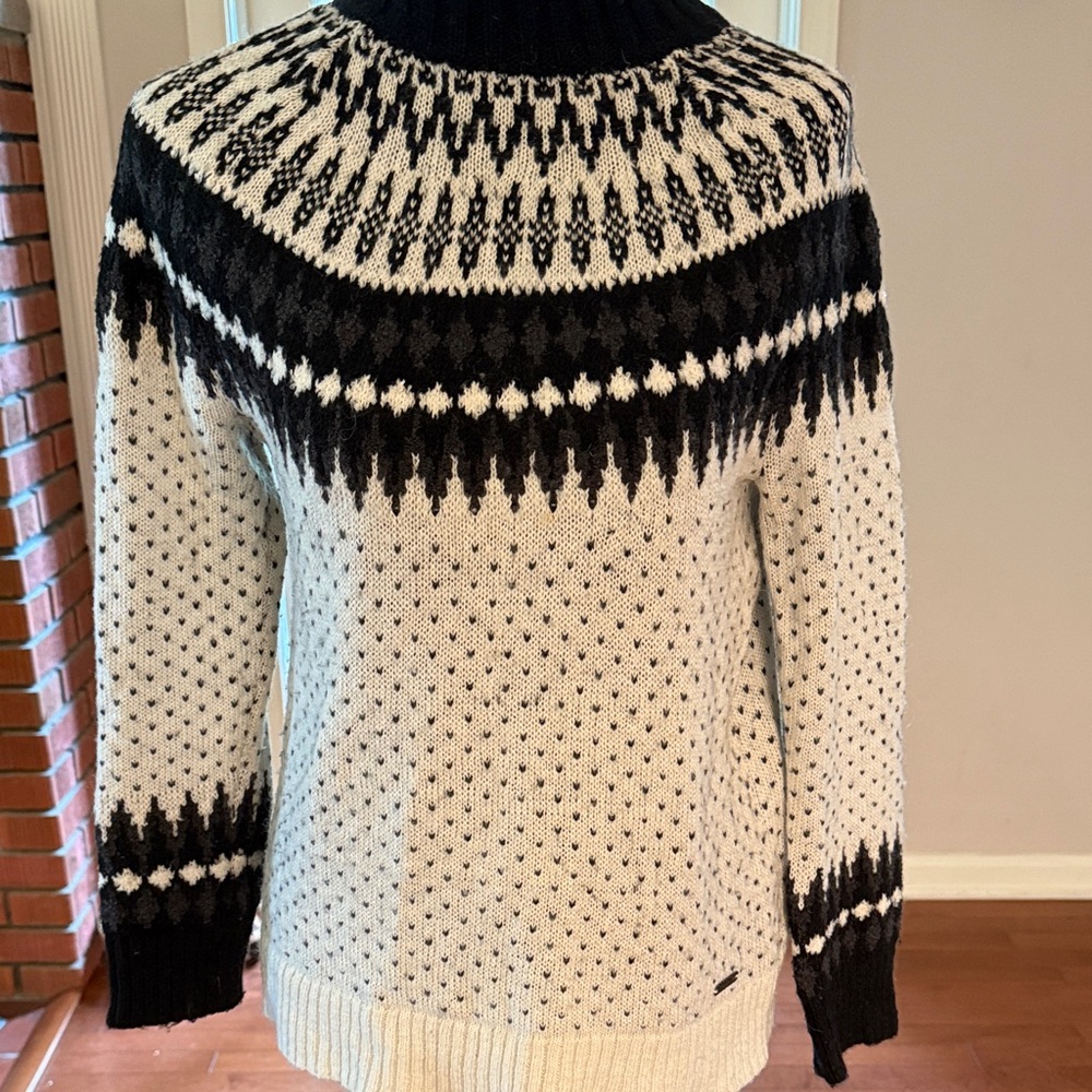 Eddie Bauer Black and Cream Turtleneck Sweater
